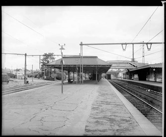 Island platform, Hawthorn Railway Station, circa 1960