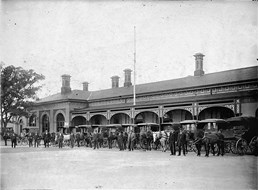 Horse-drawn cabs wait outside Bendigo Railway Station, 1925