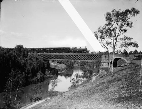 DDE class steam locomotive no. 708 on Hawthorn Bridge over the Yarra River