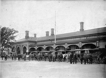Horse-drawn cabs waiting outside Bendigo Station, 1925