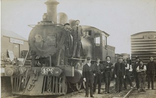V class steam locomotive no. 499 with station staff and loco crew at Port Albert, 1912