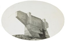 Bridge over Sandy Creek on the Wodonga to Tallangatta line, Tallangatta, circa 1930. A worker leans against the "down abutment" – the end of the bridge furthest from Melbourne.