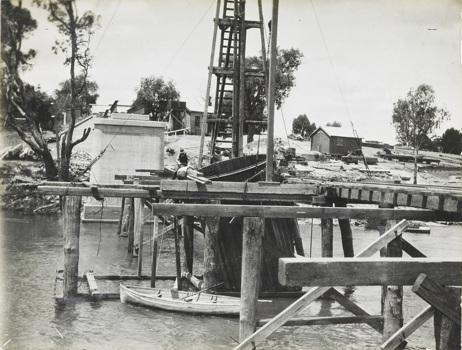 Constructing the rail bridge over the Murray River at Yarrawonga, on the Yarrawonga to Oaklands line, circa 1930