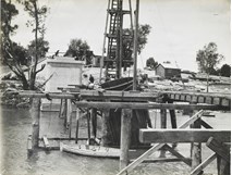Constructing the rail bridge over the Murray River at Yarrawonga, on the Yarrawonga to Oaklands line, circa 1930
