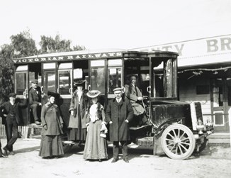 Victorian Railways no. 1 steam bus parked in front of the Plenty Bridge Hotel, Melbourne, circa 1901