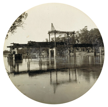 Constructing the bridge over the Murray River at Euston, on the Robinvale to Koorakee line, circa 1926