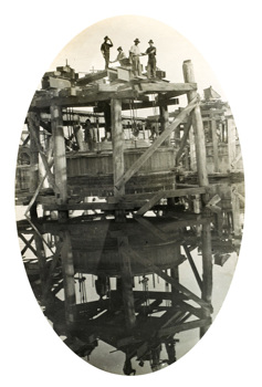 Lowering a timber kerb into position for Pier no. 3 on the Mitchell River Bridge on the Bairnsdale to Orbost line, circa 1914
