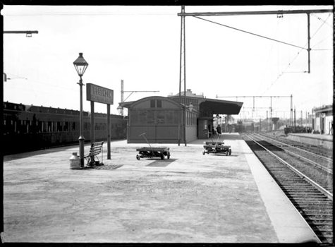 Island platform, Essendon Railway Station, circa 1919