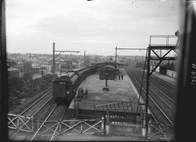 Island platform with Tait train, Essendon Railway Station, circa 1919