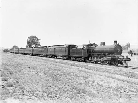 A2 class steam locomotive no. 572 hauling the Sydney Express, circa 1908