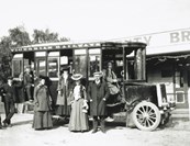 Victorian Railways no. 1 steam bus, parked in front of the Plenty Bridge Hotel, Melbourne, circa 1901