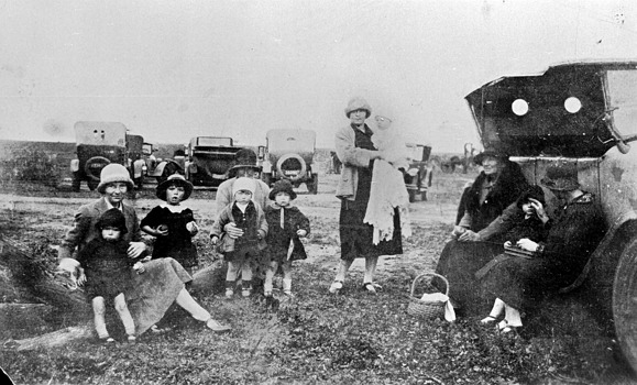 Farmers' families and their cars at a "Better Farming Train" exhibition, Underbool, 1926