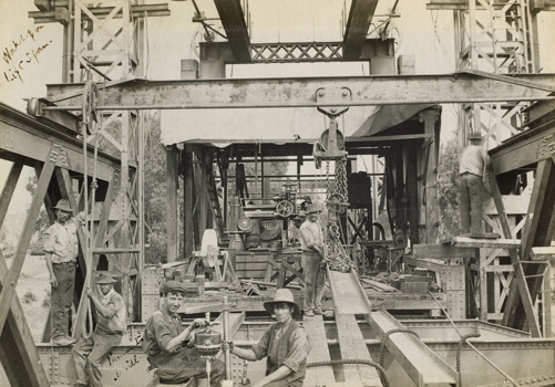 Staff constructing the road and rail bridge over the Murray River, Tocumwal, on the Strathmerton to Tocumwal line, 1906