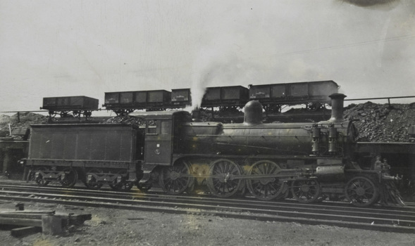 Dd class steam locomotive at a coal stage, unknown location, post-1910