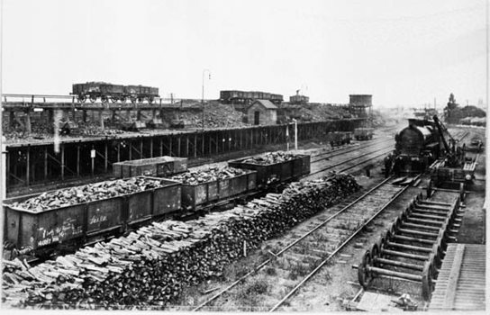 Coal stage and A2 class steam locomotive no. 923, Geelong