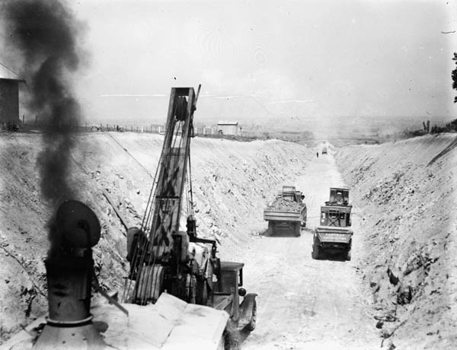 Excavation on track with steam shovel