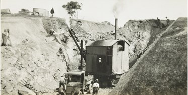 A steam shovel at the bottom of a cutting during the construction of the bridge over Sandy Creek, on the Sandy Creek deviation of the Wodonga to Tallangatta line, Tallangatta, 14 November 1931