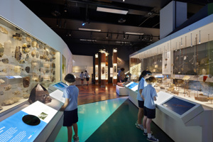School students examining showcases in 600 Million Years Exhibition. 