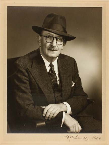 Portrait of a man wearing a hat and glassess