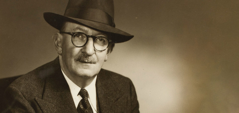 Portrait of a man wearing a hat and glassess
