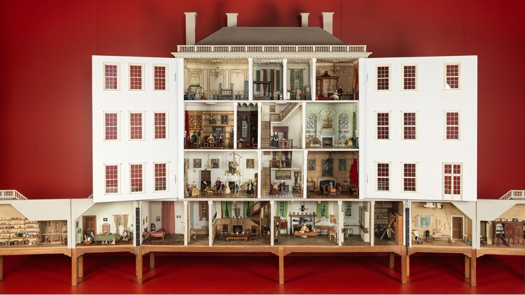 Dolls house with many rooms