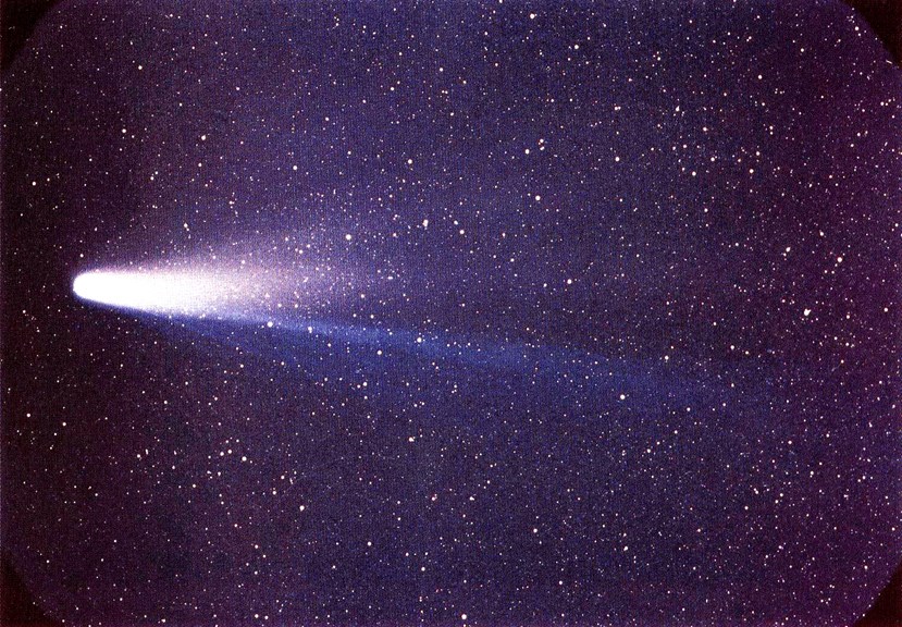 A broad dust tail and below it a faint ion tail both emanating from the head of a comet