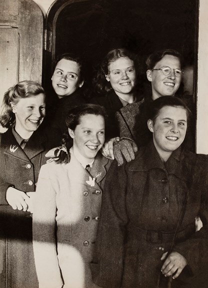 Right: Sheila Bannister (now Shelagh Philpott, front row left) and fellow child migrants arriving from England, 1950. 