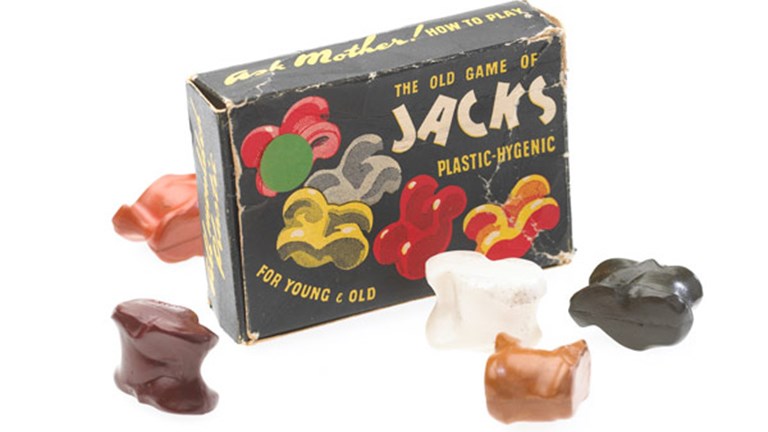 Plastic knucklebones with their box