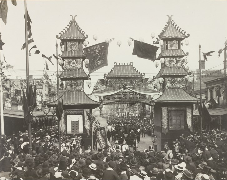 Crowds around the Chinese Arch at the federation celebrations, Melbourne, 1901.