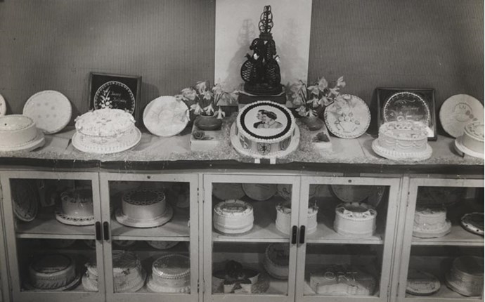 Cake display at William Angliss Food Trades School, 1948. 