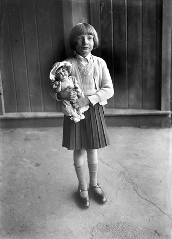 Girl holding a doll. Photo taken in Melbourne in 1935 by Vincenzo Candela