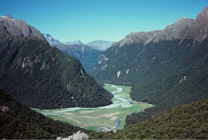 U-shaped valley between mountains