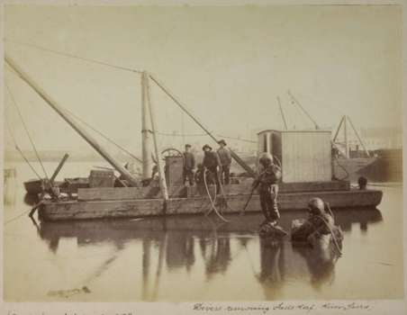 Divers removing Falls Reef, Yarra River.