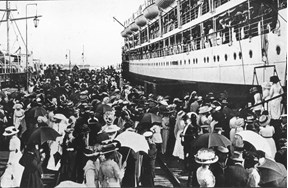 Immigrants arriving by ocean liner en masse at Port Melbourne Railway Pier, 1910