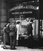 A Commonwealth of Australia window in London attracts servicemen who are interested in emigration, 1945.