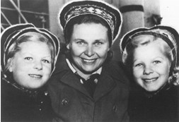 A family of three women arriving in Australia from the Baltics