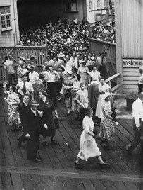 A crowd of immigrants on the assisted passage scheme arrive in Australia, 1950