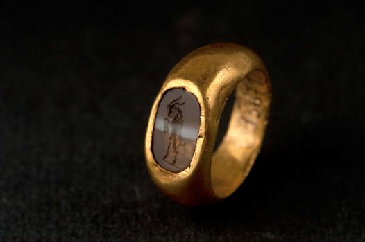 Ring with Goat, gold, chalcedony and agate