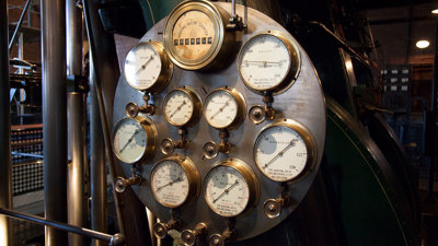 Dials for measuring the pumping station's performance.