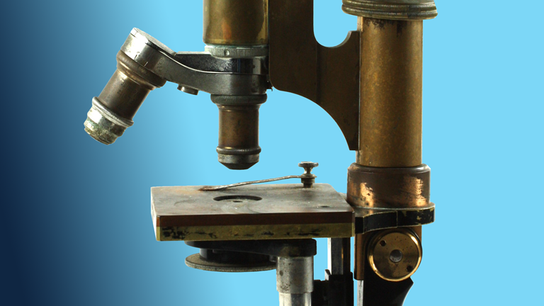 Old microscope made in 1910.