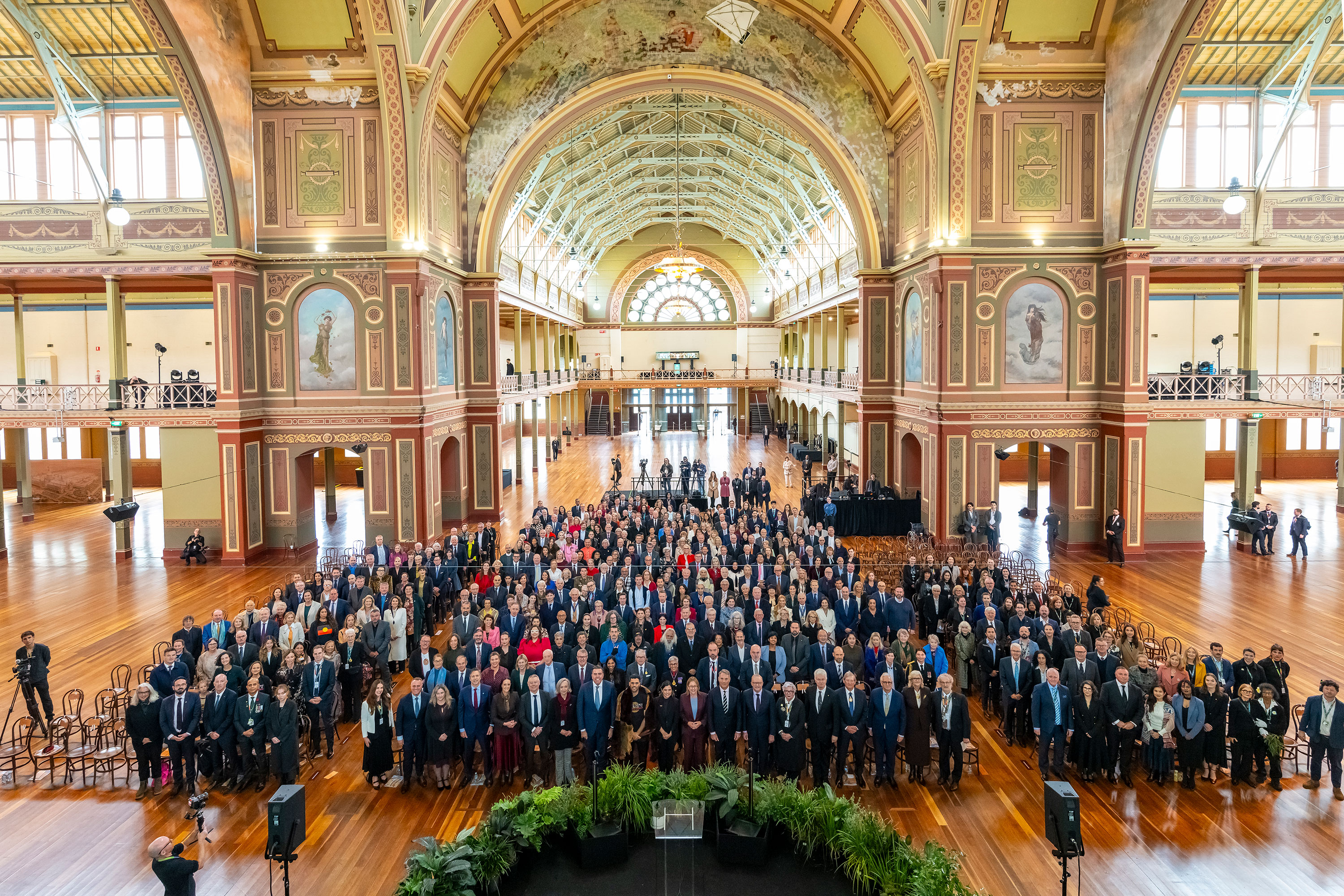 Left: Royal Exhibition Building, Photographer: Tom Breakwell, Source: Museums Victoria and Right: Painting 'The Opening, Commonwealth Parliament', by Charles Nuttall, 1901-1902. Source: Museums Victoria
