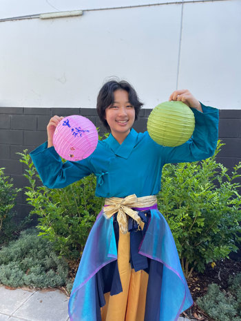 Artists, Qi Qi, holding lanterns.