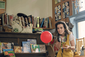 Aligning with early childhood learning outcomes, Museum Educator facilitates a science demonstration showing how rockets work using a balloon during Museum Victoria's Rockets and Robots kindergarten incursion program 